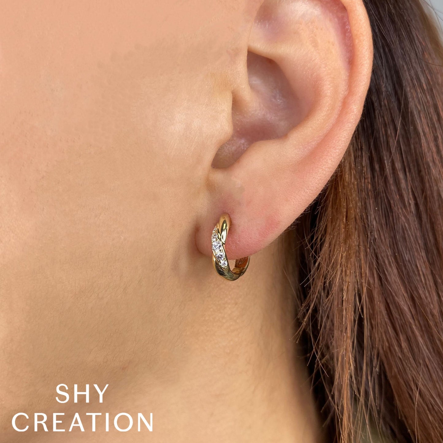 0.23CT DIAMOND HUGGIE EARRING