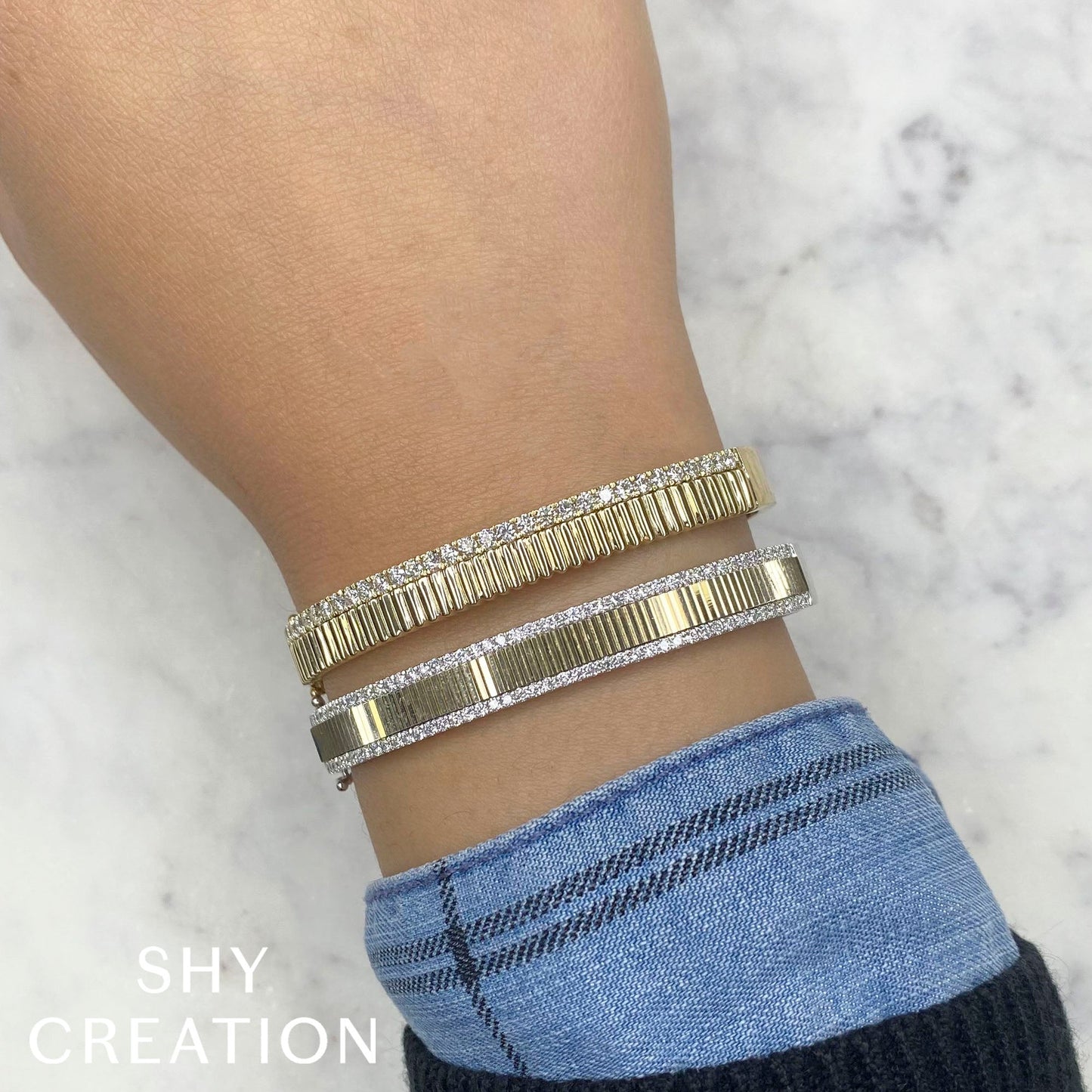 1.06CT 14K2T W/Y DIAMOND RIBBED BANGLE